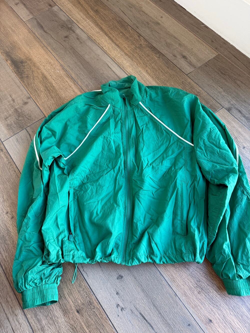Lululemon license to train lightweight jacket size 2 cascading green